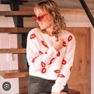 Francesca's Mi Ami White Fuzzy Kiss Red Lips Valentine's Sweater